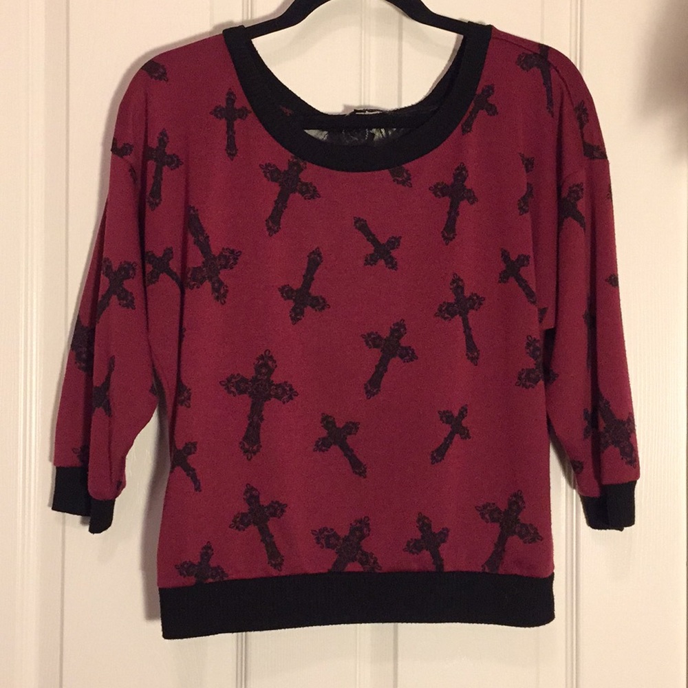 ✝️ Cross top 💗 with lace in back and 3/4 sleeves